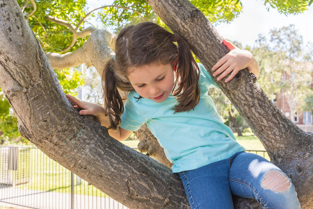 Meisje klimmen in boom - Basisschool De Driesprong