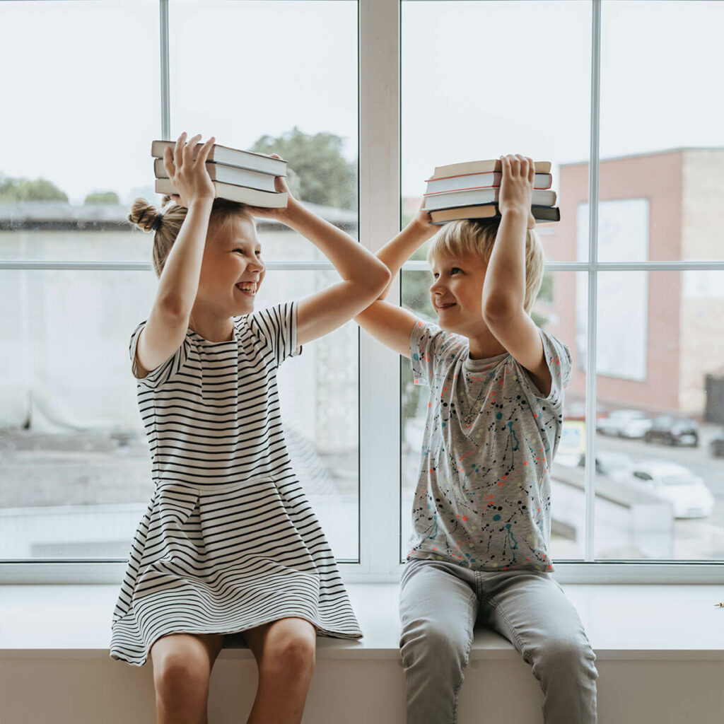 Schoolkinderen met boeken