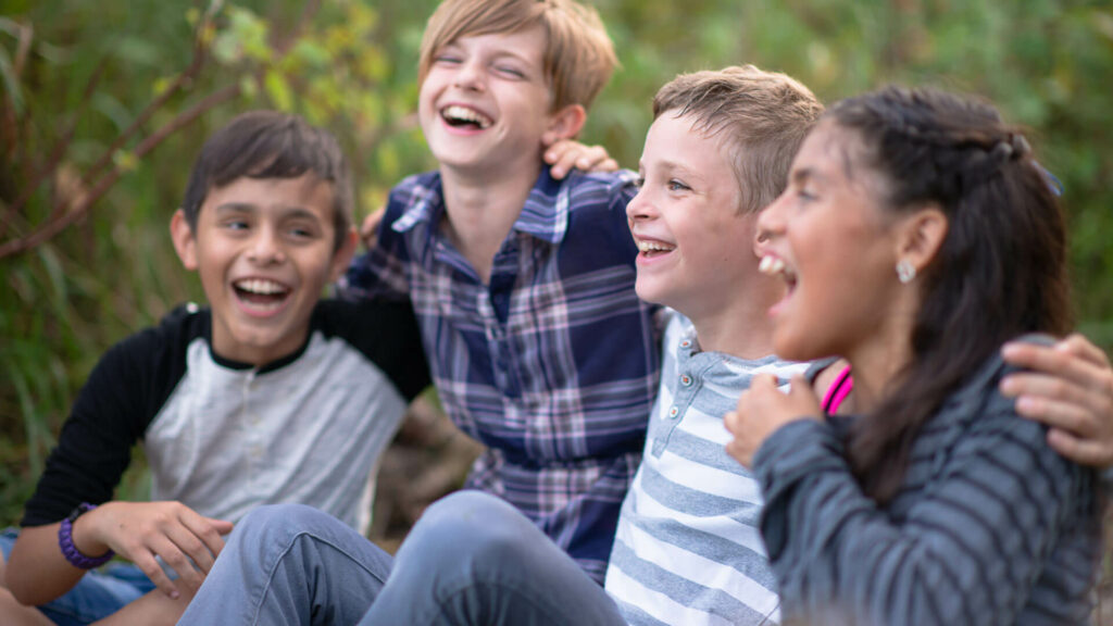 Lachende kinderen in de natuur.