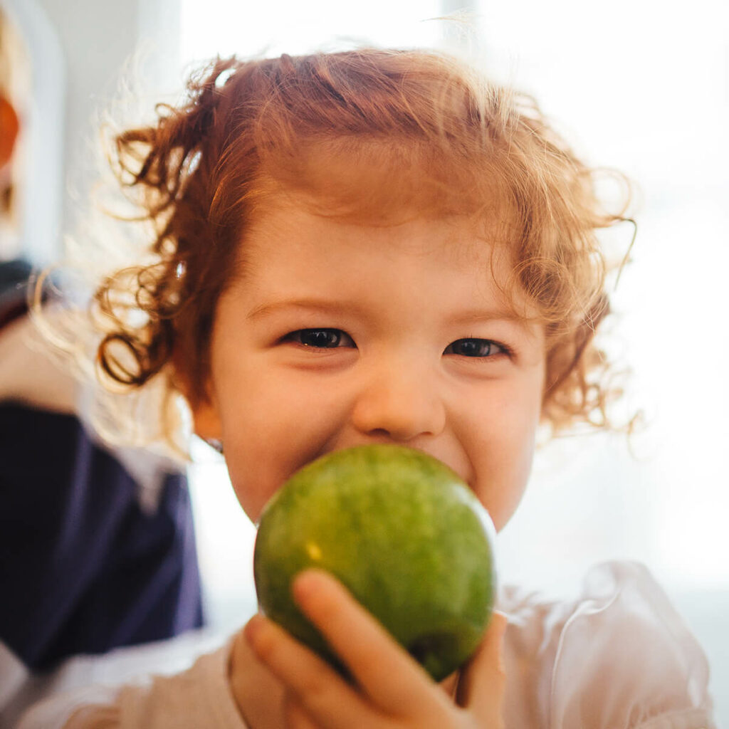 Meisje met appel - Basisschool De Driesprong