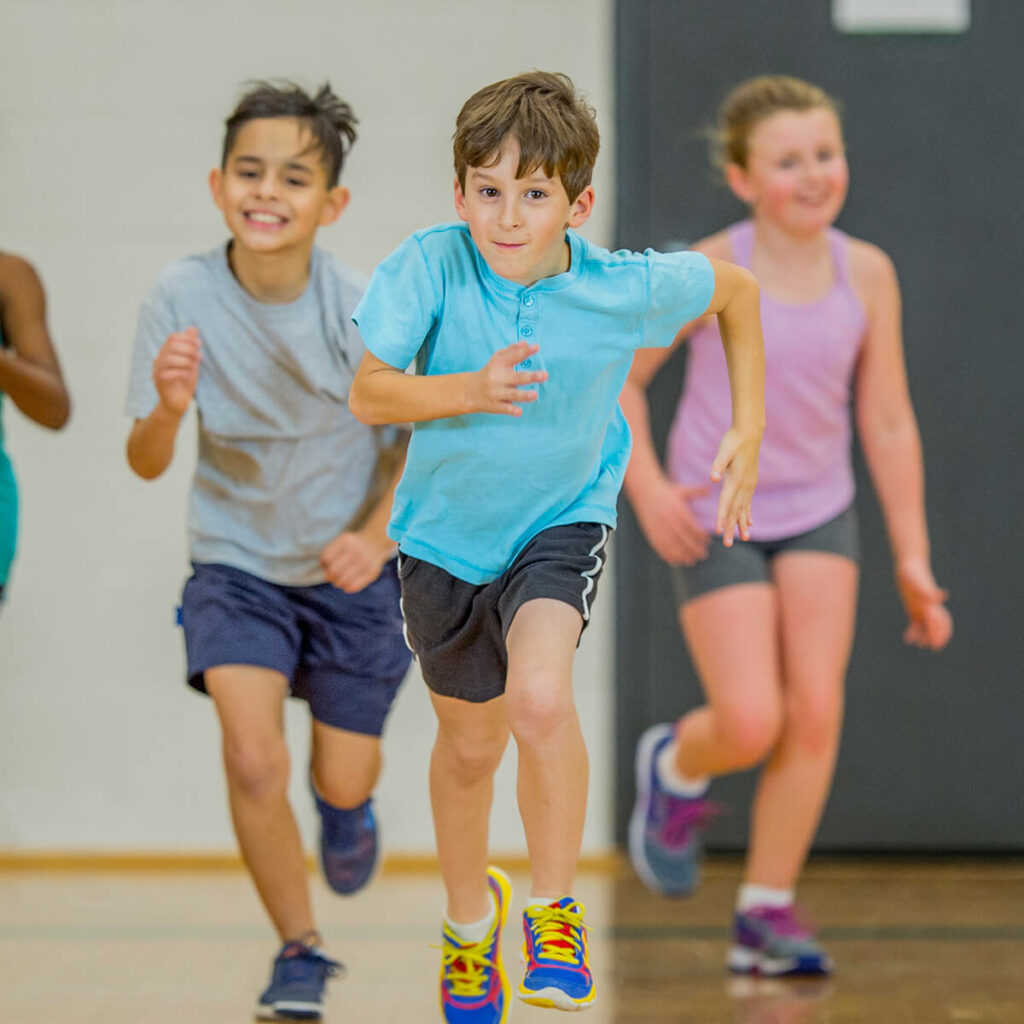 Rennende kinderen tijdens de gymles.